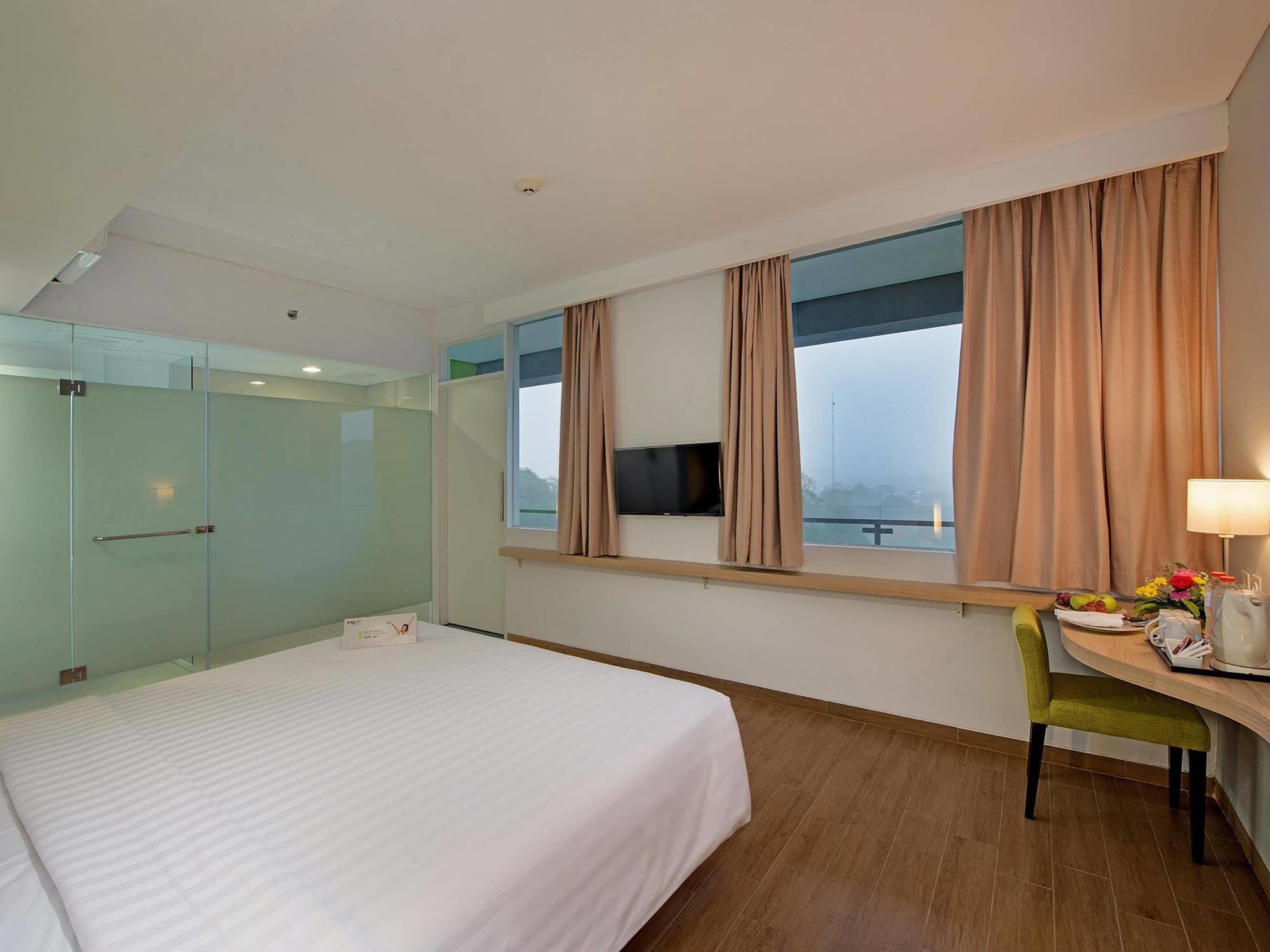 Whiz Prime Hotel Pajajaran Bogor Exterior foto